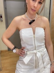 Λευκή strapless ολόσωμη φόρμα σε χαλαρή γραμμή, με πλαινές τσέπες, κλείσιμο με χρυσό φερμουάρ μπροστά και αποσπώμενη υφασμάτινη ζώνη We Coss
