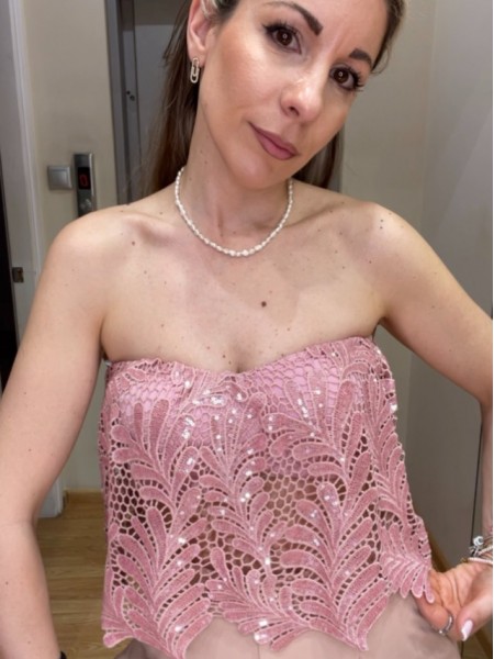 Ροζ strapless δαντελένια μπολούζα, με κεντημένη παγιέτα και εσωτερική επένδυση στο στήθος We Coss 