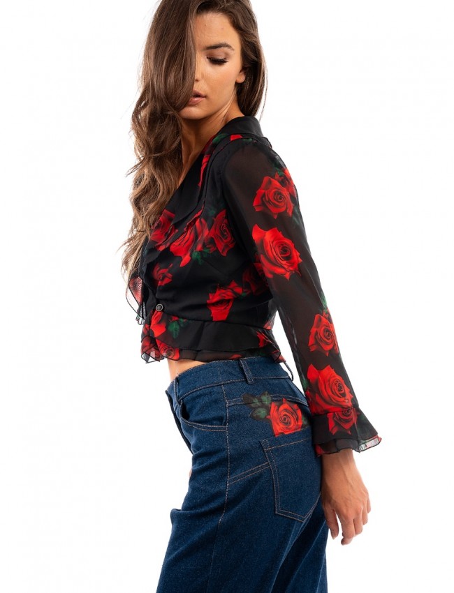 Floral printed μαύρη-κόκκινη μακρυμάνικη κρουαζέ μπλούζα από διπλή μουσελίνα με βολάν μπροστά, στο τελείωμα και στα μανίκια we Coss
