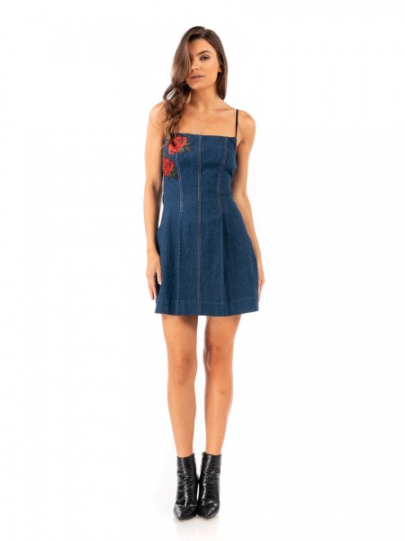 Blue jean αμάνικο κοντό φόρεμα, σε Α γραμμή, με απλικαρισμένα κόκκινα τριαντάφυλλα, με κουφόπιετες, μαύρη λεπτή ελαστικά τιράντα και κλείσιμο με χρυσό εξωτερικό φερμουάρ πίσω We coss