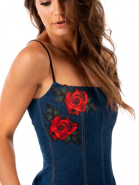 Blue jean αμάνικο κοντό φόρεμα, σε Α γραμμή, με απλικαρισμένα κόκκινα τριαντάφυλλα, με κουφόπιετες, μαύρη λεπτή ελαστικά τιράντα και κλείσιμο με χρυσό εξωτερικό φερμουάρ πίσω We coss