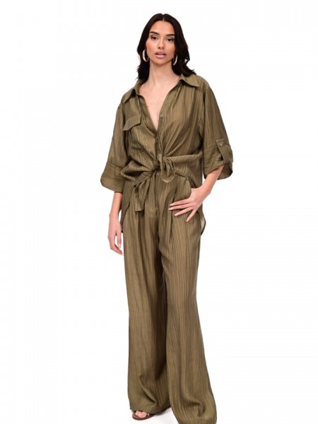 Χακί κοντομάνικο oversized πουκάμισο, με V-λαιμόκοψη και γιακά, μπροστινό τσεπάκι, ρυθμιζόμενο ρεβέρ στα μανίκια και μικρές σούρες στην πλάτη We Coss 