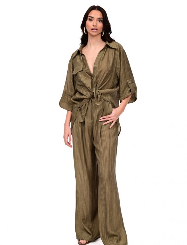 Χακί κοντομάνικο oversized πουκάμισο, με V-λαιμόκοψη και γιακά, μπροστινό τσεπάκι, ρυθμιζόμενο ρεβέρ στα μανίκια και μικρές σούρες στην πλάτη We Coss Χακί κοντομάνικο oversized πουκάμισο, με V-λαιμόκοψη και γιακά, μπροστινό τσεπάκι, ρυθμιζόμενο ρεβέρ στα μανίκια και μικρές σούρες στην πλάτη We Coss