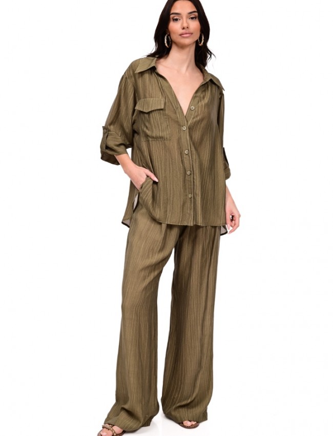 Χακί κοντομάνικο oversized πουκάμισο, με V-λαιμόκοψη και γιακά, μπροστινό τσεπάκι, ρυθμιζόμενο ρεβέρ στα μανίκια και μικρές σούρες στην πλάτη We Coss Χακί κοντομάνικο oversized πουκάμισο, με V-λαιμόκοψη και γιακά, μπροστινό τσεπάκι, ρυθμιζόμενο ρεβέρ στα μανίκια και μικρές σούρες στην πλάτη We Coss