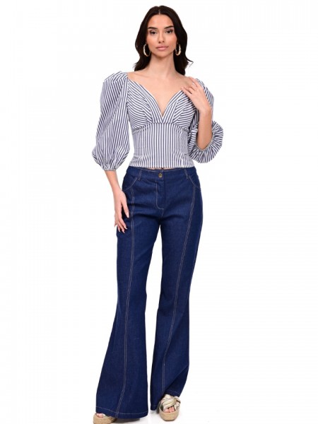 Blue faux jean ψηλόμεσο παντελόνι καμπάνα, με εκρού διακοσμητικές ραφές, τετράγωνες τσέπες πίσω και κλείσιμο με κουμπί και κρυφό φερμουάρ μπροστά We Coss