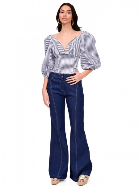 Blue faux jean ψηλόμεσο παντελόνι καμπάνα, με εκρού διακοσμητικές ραφές, τετράγωνες τσέπες πίσω και κλείσιμο με κουμπί και κρυφό φερμουάρ μπροστά We Coss