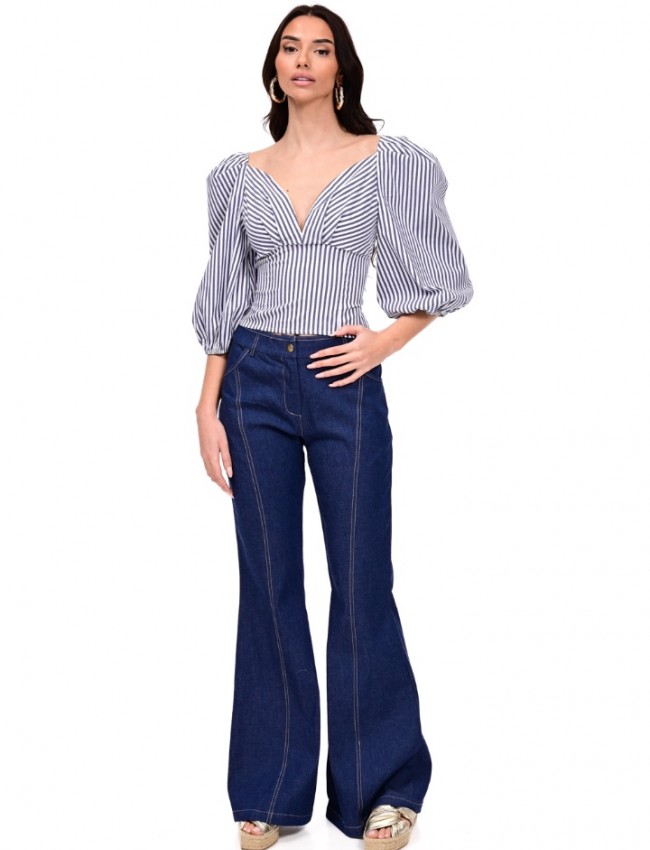 Blue faux-jean ψηλόμεσο παντελόνι καμπάνα, με εκρού διακοσμητικές ραφές, τετράγωνες τσέπες πίσω και κλείσιμο με κουμπί και κρυφό φερμουάρ μπροστά We Coss