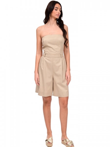 Ριγέ μπεζ strapless ολόσωμο σορτς, με πλαϊνές τσέπες, πιέτες μπροστά, λάστιχο πίσω και κλείσιμο με κρυφό φερμουάρ We Coss 