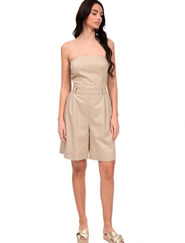Ριγέ μπεζ strapless ολόσωμο σορτς, με πλαϊνές τσέπες, πιέτες μπροστά, λάστιχο πίσω και κλείσιμο με κρυφό φερμουάρ We Coss 