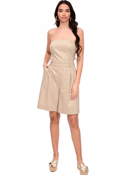Ριγέ μπεζ strapless ολόσωμο σορτς, με πλαϊνές τσέπες, πιέτες μπροστά, λάστιχο πίσω και κλείσιμο με κρυφό φερμουάρ We Coss 