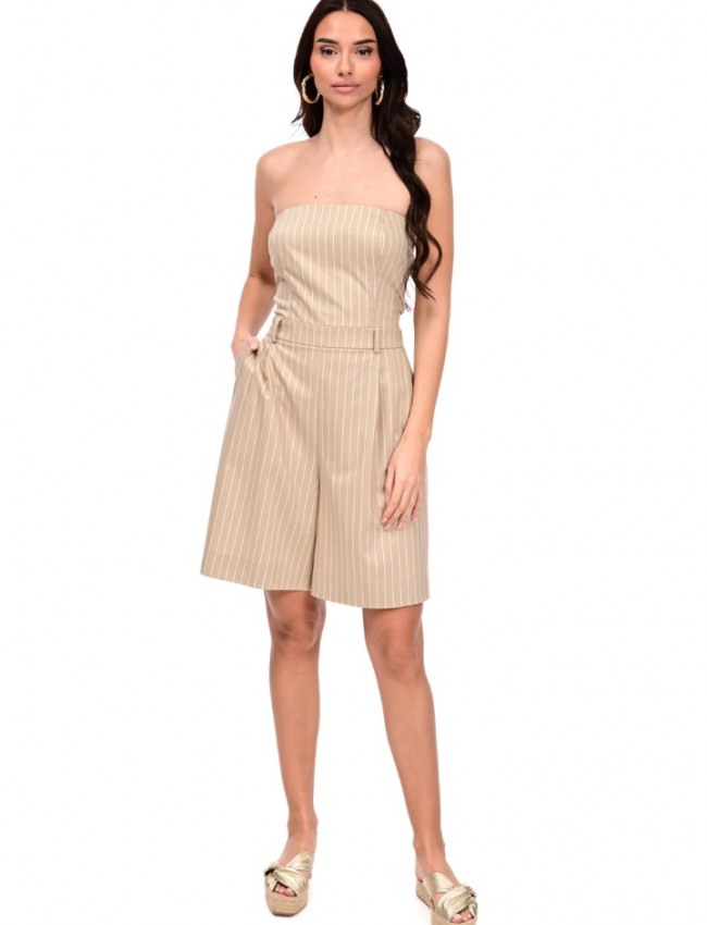 Ριγέ μπεζ strapless ολόσωμο σορτς, με πλαϊνές τσέπες, πιέτες μπροστά, λάστιχο πίσω και κλείσιμο με κρυφό φερμουάρ We Coss 