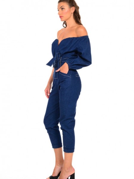 Blue jean ολόσωμη φόρμα σε στενή γραμμή, με ανοιχτό μπούστο , με μακριά μανίκια, μπροστινές τσέπες και αποσπώμενη ζώνη στην μέση We Coss