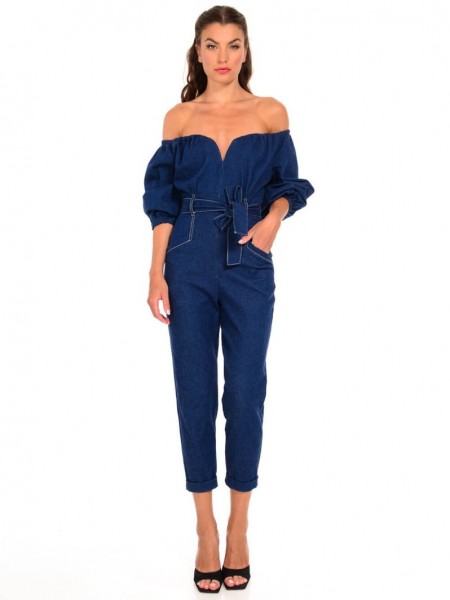 Blue jean ολόσωμη φόρμα σε στενή γραμμή, με ανοιχτό μπούστο , με μακριά μανίκια, μπροστινές τσέπες και αποσπώμενη ζώνη στην μέση We Coss