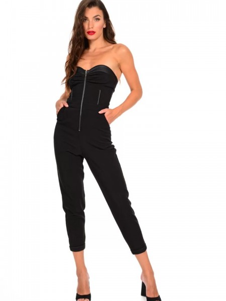 Μαύρη strapless ολόσωμη φόρμα σε στενή γραμμή, με faux-leather λεπτομέρειες, πλαϊνές τσέπες και κούμπωμα με μπροστινό φερμουάρ και σούρες στο μπούστο We Coss