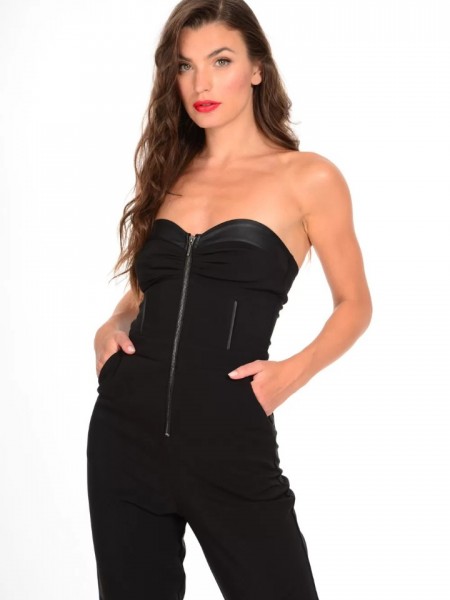 Μαύρη strapless ολόσωμη φόρμα σε στενή γραμμή, με faux-leather λεπτομέρειες, πλαϊνές τσέπες και κούμπωμα με μπροστινό φερμουάρ και σούρες στο μπούστο We Coss