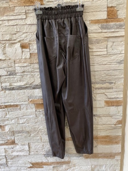 Καφέ σκούρο ψηλόμεσο faux-leather παντελόνι slouchy-fit με λάστιχο στην μέση, πλαϊνές τσέπες και ιδιαίτερο κούμπωμα στην μέση We Coss