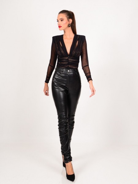 Μαύρο faux-leather ψηλόμεσο παντελόνι με μπροστινές τσέπες και σούρες στα γόνατα και στον αστράγαλο We Coss