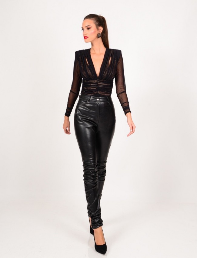Μαύρο faux-leather ψηλόμεσο παντελόνι με μπροστινές τσέπες και σούρες στα γόνατα και στον αστράγαλο We Coss