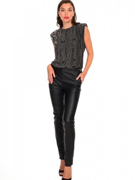 Μαύρο ψηλόμεσο faux-leather παντελόνι σε στενή γραμμή, με μικρές μπροστινές τσέπες και φερμουάρ στο τελείωμα We Coss