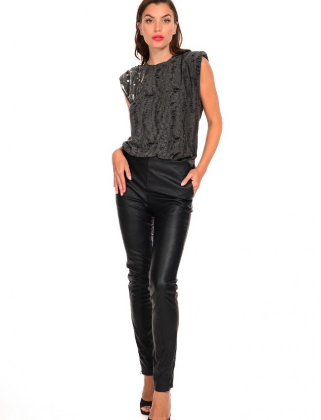 Μαύρο ψηλόμεσο faux-leather παντελόνι σε στενή γραμμή, με μικρές μπροστινές τσέπες και φερμουάρ στο τελείωμα We Coss