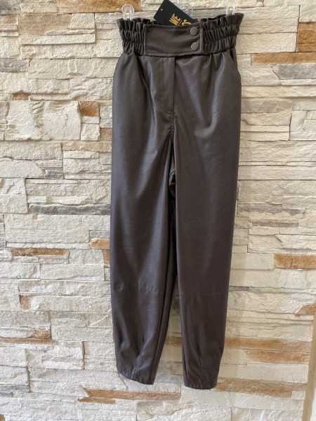Καφέ σκούρο ψηλόμεσο faux-leather παντελόνι slouchy-fit με λάστιχο στην μέση, πλαϊνές τσέπες και ιδιαίτερο κούμπωμα στην μέση We Coss