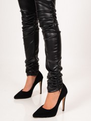 Μαύρο faux-leather ψηλόμεσο παντελόνι με μπροστινές τσέπες και σούρες στα γόνατα και στον αστράγαλο We Coss