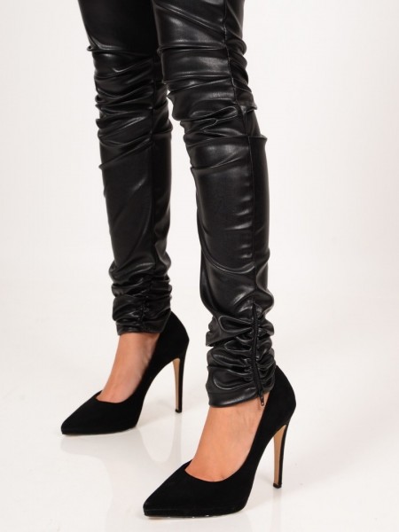 Μαύρο faux-leather ψηλόμεσο παντελόνι με μπροστινές τσέπες και σούρες στα γόνατα και στον αστράγαλο We Coss