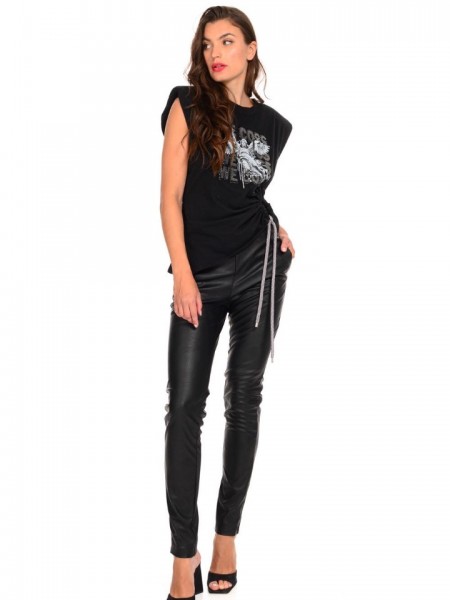 Μαύρο ψηλόμεσο faux-leather παντελόνι σε στενή γραμμή, με μικρές μπροστινές τσέπες και φερμουάρ στο τελείωμα We Coss