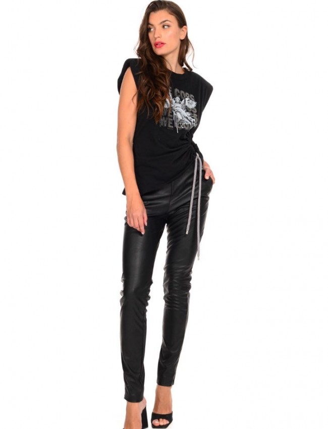 Μαύρο ψηλόμεσο faux-leather παντελόνι σε στενή γραμμή, με μικρές μπροστινές τσέπες και φερμουάρ στο τελείωμα We Coss
