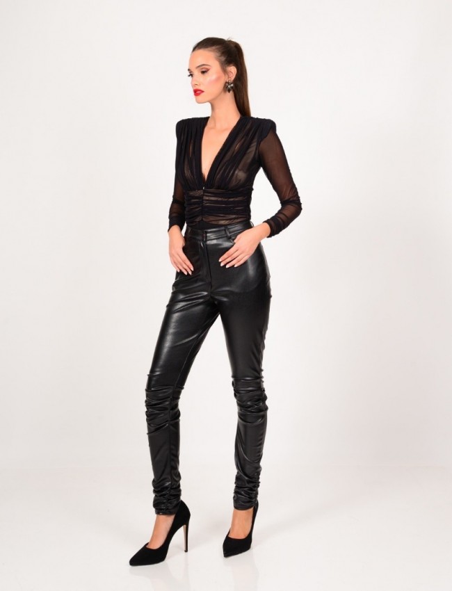 Μαύρο faux-leather ψηλόμεσο παντελόνι με μπροστινές τσέπες και σούρες στα γόνατα και στον αστράγαλο We Coss