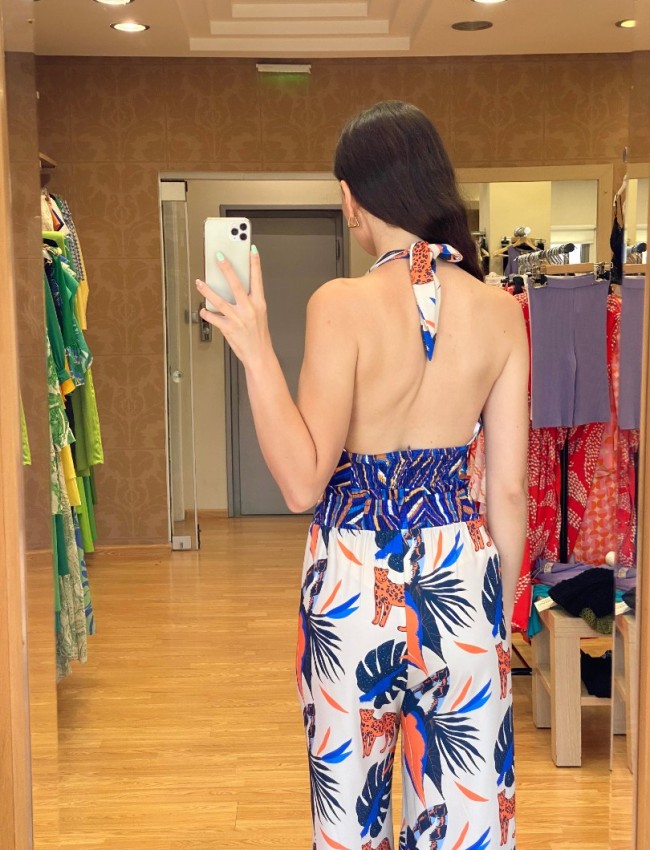 Εμπριμέ μπλε κοντομάνικο crop top με συνδυασμό υφασμάτων και δέσιμο πίσω στο λαιμό WE COSS
