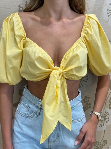 Κίτρινη  κοντομάνικη βαμβακερή cropped μπλούζα με έξω ώμους, λάστιχο στα τελειώματα και δέσιμο με κόμπο στην πλάτη We coss