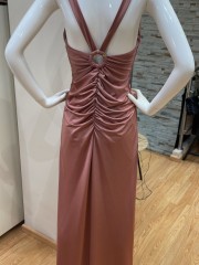 Nude-σάπιο μήλο αμάνικο ζέρσεϋ ελαστικό maxi φόρεμα, με σούρες μπροστά και πίσω, V-λαιμόκοψη και σχεδιαστικό κρίκο στην πλάτη We Coss