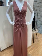 Nude-σάπιο μήλο αμάνικο ζέρσεϋ ελαστικό maxi φόρεμα, με σούρες μπροστά και πίσω, V-λαιμόκοψη και σχεδιαστικό κρίκο στην πλάτη We Coss