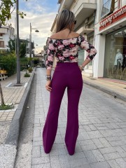 Μπορντώ ψηλόμεσο παντελόνι καμπάνα σε ελαστικό ανορθωτικό ύφασμα, κάθετο νερβίρ μπροστά, πλαϊνές τσέπες και κλείσιμο με κρυφό φερμουάρ και κουμπί μπροστά WeCoss