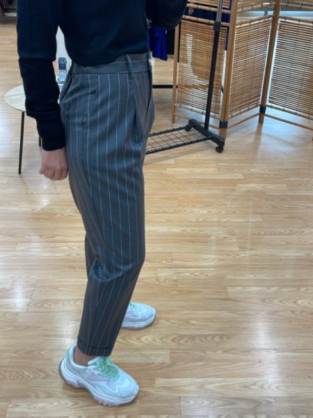 Ριγέ γκρι ψηλόμεσο παντελόνι office style σε ίσια γραμμή με μπροστινές πιέτες, πλαϊνές τσέπες, ρεβέρ στο ποδόγυρο και κλείσιμο με φερμουάρ και κουμπί μπροστά we coss