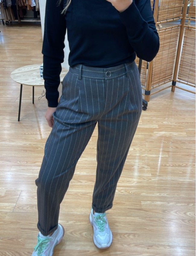 Ριγέ γκρι ψηλόμεσο παντελόνι office style σε ίσια γραμμή με μπροστινές πιέτες, πλαϊνές τσέπες, ρεβέρ στο ποδόγυρο και κλείσιμο με φερμουάρ και κουμπί μπροστά we coss