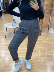 Ριγέ γκρι ψηλόμεσο παντελόνι office style σε ίσια γραμμή με μπροστινές πιέτες, πλαϊνές τσέπες, ρεβέρ στο ποδόγυρο και κλείσιμο με φερμουάρ και κουμπί μπροστά we coss