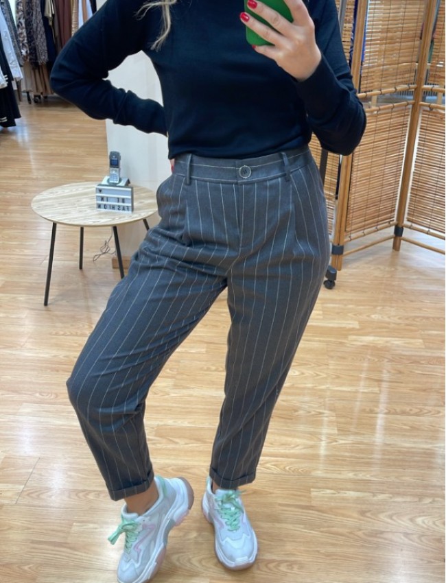 Ριγέ γκρι ψηλόμεσο παντελόνι office style σε ίσια γραμμή με μπροστινές πιέτες, πλαϊνές τσέπες, ρεβέρ στο ποδόγυρο και κλείσιμο με φερμουάρ και κουμπί μπροστά we coss