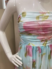 Floral printed ροζ strapless maxi φόρεμα, σε κλος γραμμή, με ελαστικό μπούστο με σούρες και μουσελίνα φούστα με μπροστινό σκίσιμο We Coss