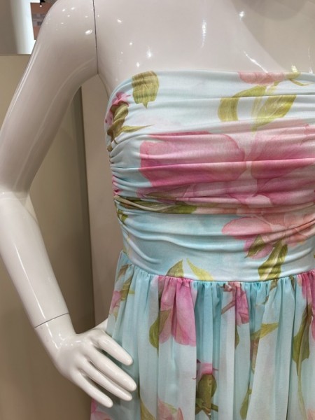 Floral printed ροζ strapless maxi φόρεμα, σε κλος γραμμή, με ελαστικό μπούστο με σούρες και μουσελίνα φούστα με μπροστινό σκίσιμο We Coss