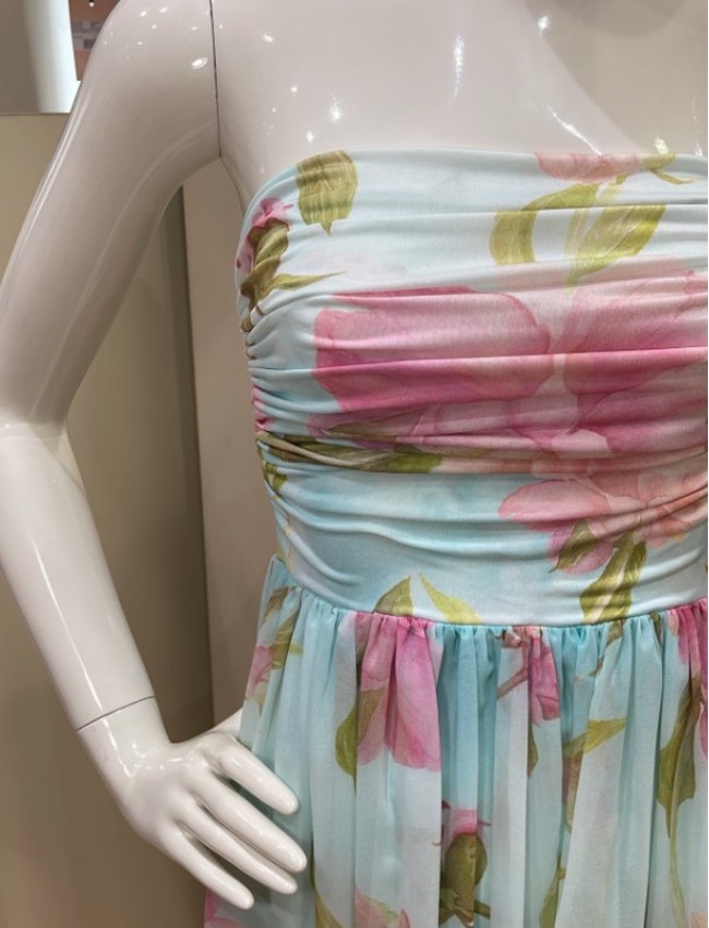 Floral printed ροζ strapless maxi φόρεμα, σε κλος γραμμή, με ελαστικό μπούστο με σούρες και μουσελίνα φούστα με μπροστινό σκίσιμο We Coss