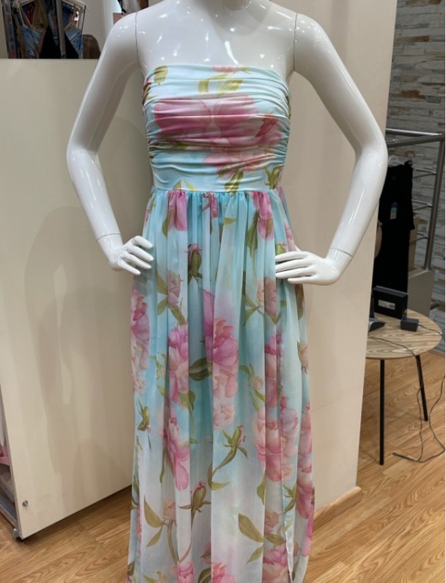 Floral printed ροζ strapless maxi φόρεμα, σε κλος γραμμή, με ελαστικό μπούστο με σούρες και μουσελίνα φούστα με μπροστινό σκίσιμο We Coss
