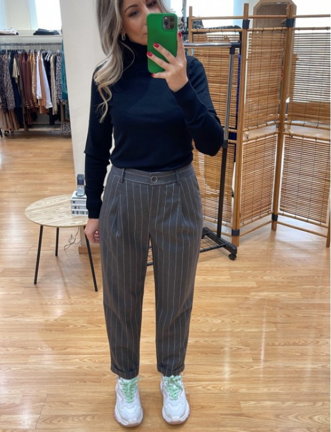 Ριγέ γκρι ψηλόμεσο παντελόνι office style σε ίσια γραμμή με μπροστινές πιέτες, πλαϊνές τσέπες, ρεβέρ στο ποδόγυρο και κλείσιμο με φερμουάρ και κουμπί μπροστά we coss