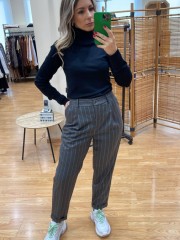 Ριγέ γκρι ψηλόμεσο παντελόνι office style σε ίσια γραμμή με μπροστινές πιέτες, πλαϊνές τσέπες, ρεβέρ στο ποδόγυρο και κλείσιμο με φερμουάρ και κουμπί μπροστά we coss