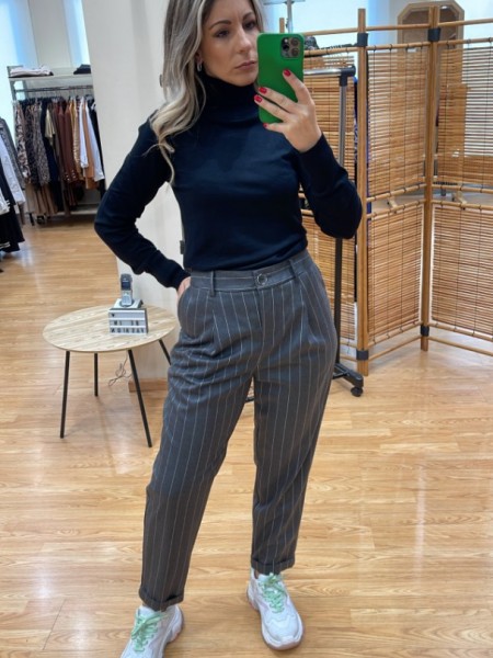 Ριγέ γκρι ψηλόμεσο παντελόνι office style σε ίσια γραμμή με μπροστινές πιέτες, πλαϊνές τσέπες, ρεβέρ στο ποδόγυρο και κλείσιμο με φερμουάρ και κουμπί μπροστά we coss