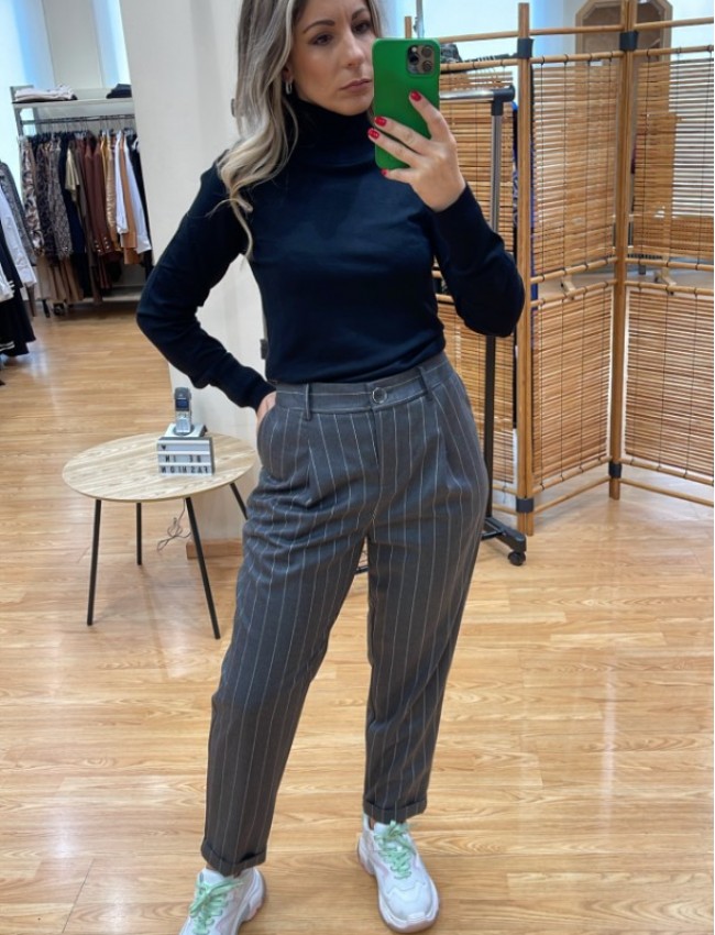 Ριγέ γκρι ψηλόμεσο παντελόνι office style σε ίσια γραμμή με μπροστινές πιέτες, πλαϊνές τσέπες, ρεβέρ στο ποδόγυρο και κλείσιμο με φερμουάρ και κουμπί μπροστά we coss