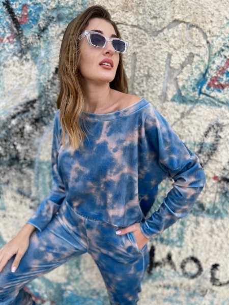 Εμπριμέ γαλάζιο τύπου tie-dye σετ, από μακρυμάνικη cropped βελουτέ μπλούζα με χαμόγελο λαιμόκοψη, ελαφριά ασυμμετρία και ψηλόμεσο παντελόνι με λάστιχο στην μέση και στο τελείωμα We Coss