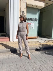 Βανίλια αμάνικη ολόσωμη φόρμα σε χαλαρή γραμμή, λουπέτο λαιμόκοψη, μπροστινές πλαγιές τσέπες, με έξω πλάτη και κλείσιμο με φερμουάρ πίσω we Coss