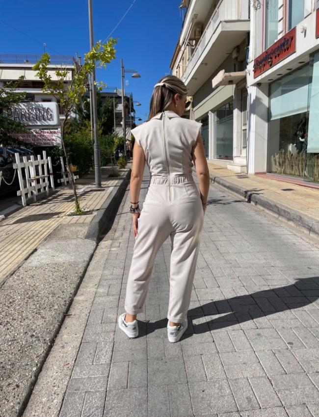 Βανίλια αμάνικη ολόσωμη φόρμα με κρουαζέ πάνω μέρος, πέτο γιακά, μπροστινές πιέτες, πλαϊνές τσέπες, λάστιχο πίσω στην μέση και κλείσιμο με φερμουάρ στην πλάτη We Coss 